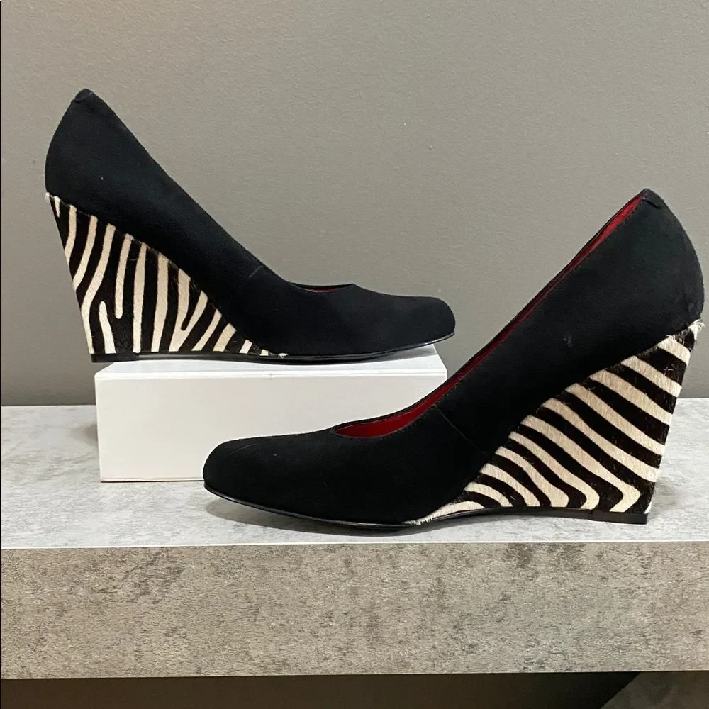 Nine West black suede wedge heels zebra print calf hair bold red lining SZ 6.5